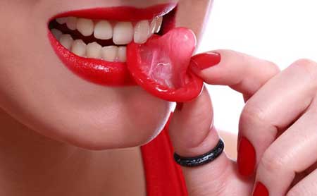 cách sử dụng bao cao su bằng miệng